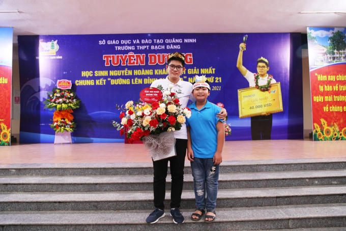 Hoàng Khánh chụp ảnh cùng fan nhí.
