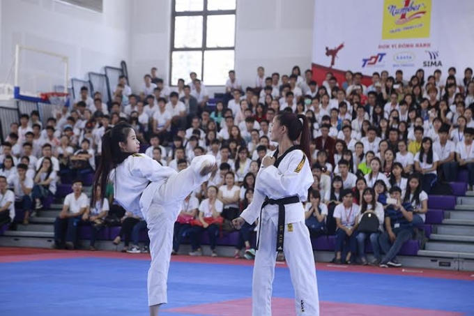 Hoa khôi làng võ Taekwondo Châu Tuyết Vân và Nguyễn Thị Lệ Kim biễu diễn.