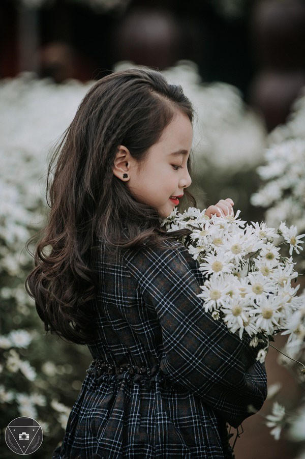 “Tiểu Chi Pu” khiến cư dân mạng sôi sùng sục với bộ ảnh chụp cùng cúc họa mi được đánh giá là đẹp nhất mùa