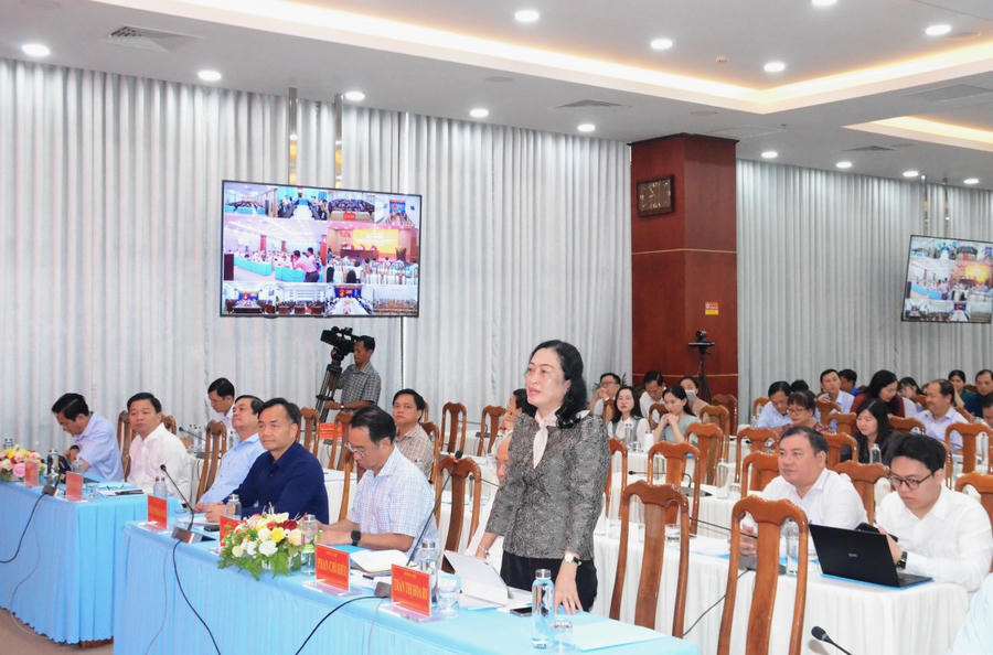 Bà Trần Thị Hoa Ri – Phó Chủ tịch Hội đồng Dân tộc của Quốc hội chia sẻ kinh nghiệm tiếp xúc cử tri.