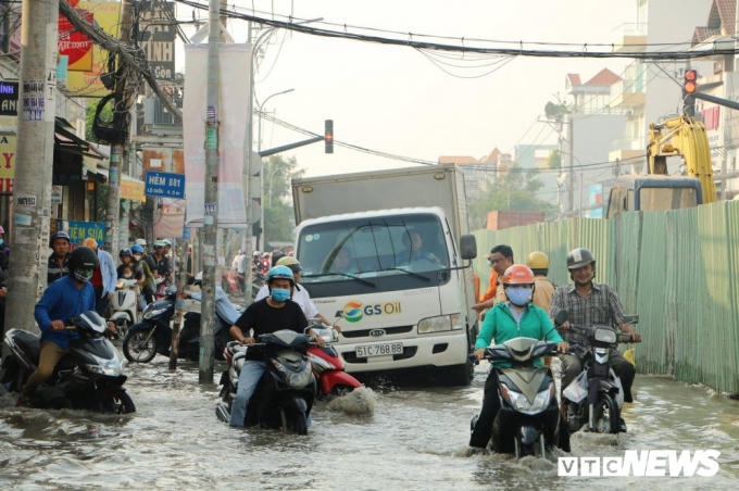 Buổi sáng triều cường dâng cao khiến tuyến đường Huỳnh Tấn Phát ngập nặng đến nửa mét. Người dân phải gồng mình vượt hàng loạt “bẫy tử thần” chờ chực “nuốt chửng” bất cứ lúc nào.
