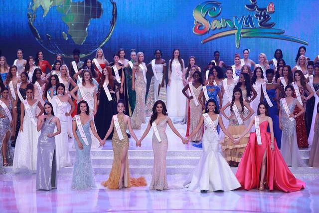 Đỗ Mỹ Linh (váy vàng) cùng 4 đại diện trở thành những Hoa hậu Nhân ái của Miss Worl 2017.