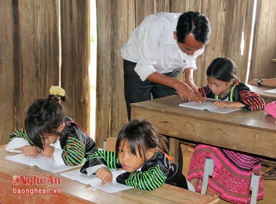 Cô giáo Nguyễn Thị Lưu, điểm trưởng tiểu học bản Pà Khốm chia sẻ: Khó khăn nhất của thầy cô giáo nơi đây là sự bất đồng ngôn ngữ, thầy trò “không hiểu tiếng của nhau”. Điều này luôn đòi hỏi phải có một thầy giáo người Mông để “phiên dịch”