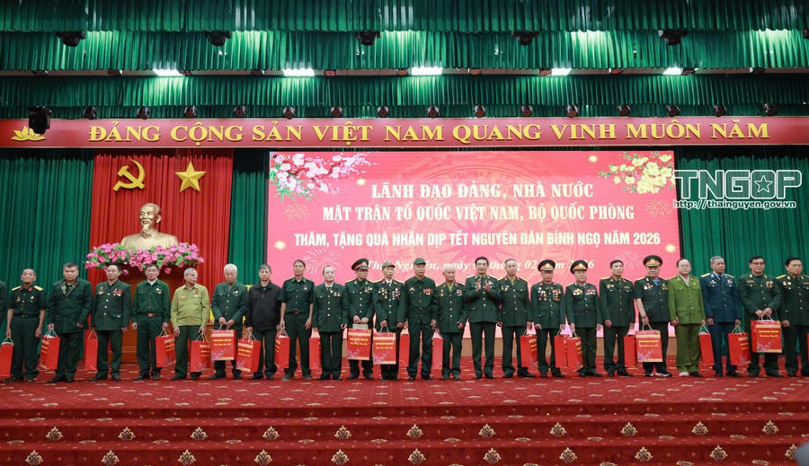 Đại tướng Phan Văn Giang, Ủy viên Bộ Chính trị, Phó Bí thư Quân ủy Trung ương, Bộ trưởng Bộ Quốc phòng và các đại biểu trao tặng quà cho người có công, hộ nghèo, công nhân có hoàn cảnh khó khăn.
									
								
							
						
						
					
				
			
			
						
							
								
									
								
								
									
									Đại tướng Phan Văn Giang, Ủy viên Bộ Chính trị, Phó Bí thư Quân ủy Trung ương, Bộ trưởng Bộ Quốc phòng và các đại biểu trao tặng quà cho người có công, hộ nghèo, công nhân có hoàn cảnh khó khăn.
									
								
							
						
						
									Đại tướng Phan Văn Giang, Ủy viên Bộ Chính trị, Phó Bí thư Quân ủy Trung ương, Bộ trưởng Bộ Quốc phòng và các đại biểu trao tặng quà cho người có công, hộ nghèo, công nhân có hoàn cảnh khó khăn.