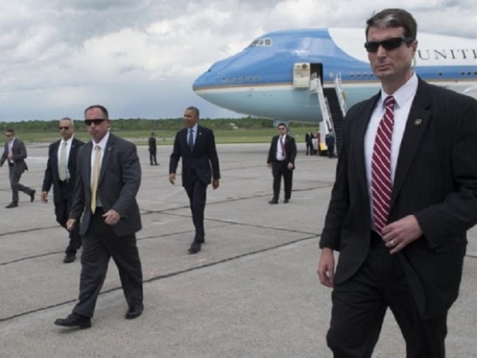 Ngoài ra còn có một nhân viên báo chí Nhà Trắng đi theo đoàn. Từ khi khẩu lệnh: “Đoàn nhà báo, chúng ta lên đường!” được đưa ra, các thành viên trong đoàn không được phép tách ra bất kỳ khi nào.