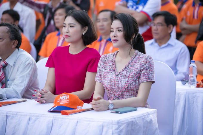 Lý Nhã Kỳ khoe vẻ thần thái hút hồn dù chạy 3 show 1 ngày