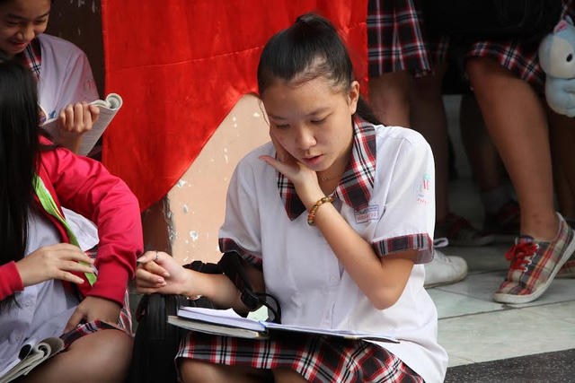 Thí sinh có mặt tại điểm thi Trường THCS Đống Đa, quận Bình Thạnh, TP HCM. (Ảnh: Dân trí)