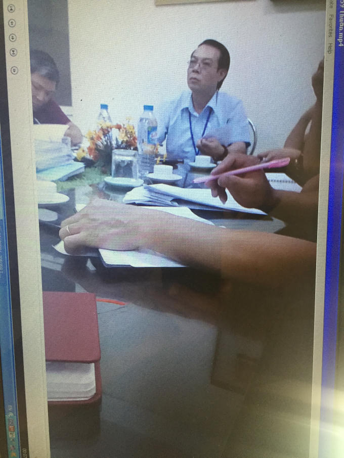 Ông Nguyễn Ngọc Thuần tại buổi đối thoại với các hộ dân nhưng không có kết quả (ảnh do người dân cung cấp).