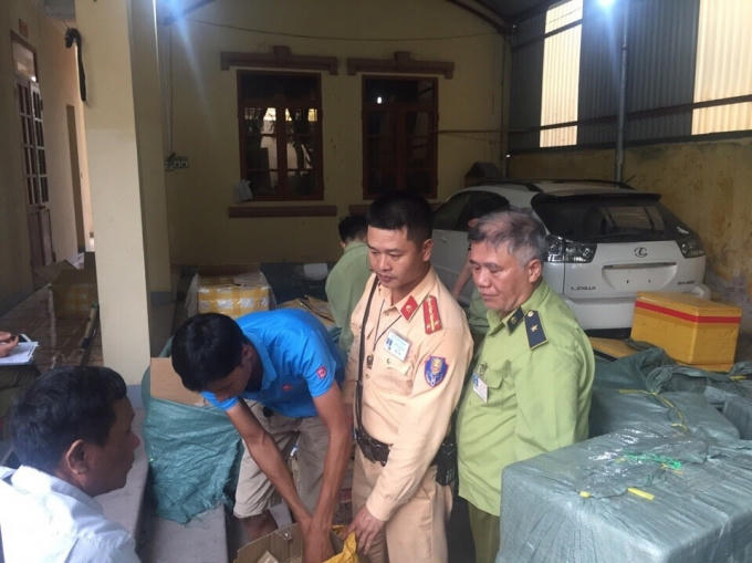 Hàng lậu được kiểm tra và đưa về trụ sở cơ quan chức năng.