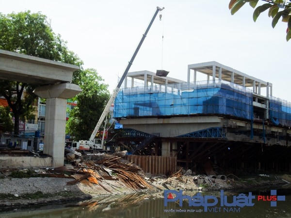 Nhà ga trên đường Láng còn rất ngổn ngang.