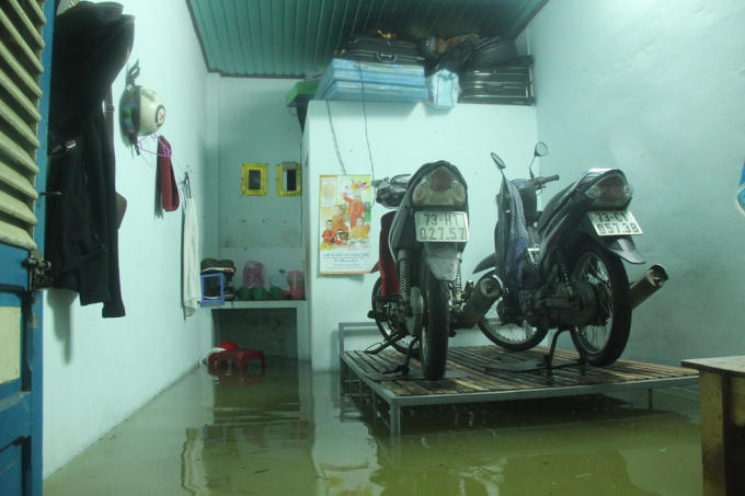 Nhiều phòng trọ bị ngập sâu khiến các bạn sinh viên phải dùng giường để bỏ xe.