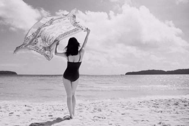 Hoa hậu Hằng Nguyễn khoe thân hình đẹp kinh ngạc ở tuổi 42