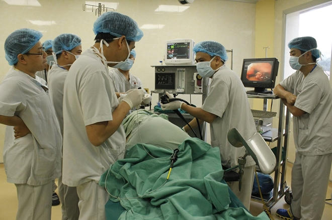 Ca mổ lấy mảnh xương bị hóc cho bệnh nhân ngày 7/11 tại BV E.