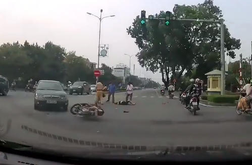 Do không làm chủ được tốc độ, nam thanh này này đã xảy ra va chạm với một ô tô. Ảnh: Chụp từ clip