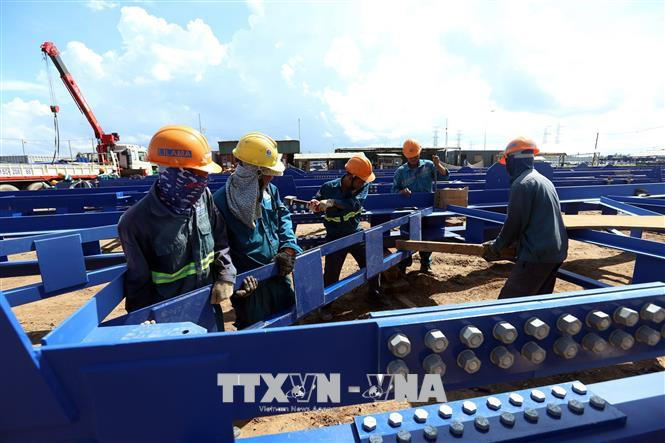 Thi công Nhà máy nhiệt điện Long Phú 1. Ảnh: Huy Hùng/TTXVN.