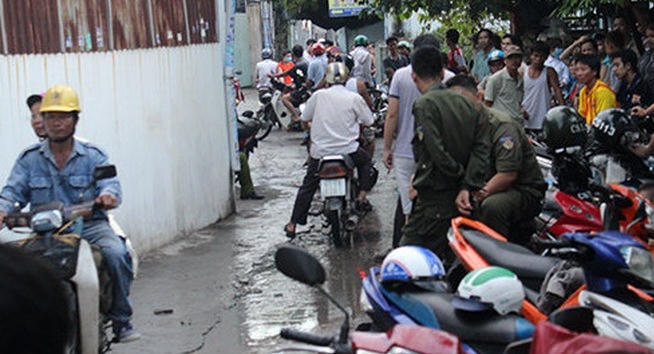 Hàng trăm hộ dân bàng hàng trước sự việc xảy ra.