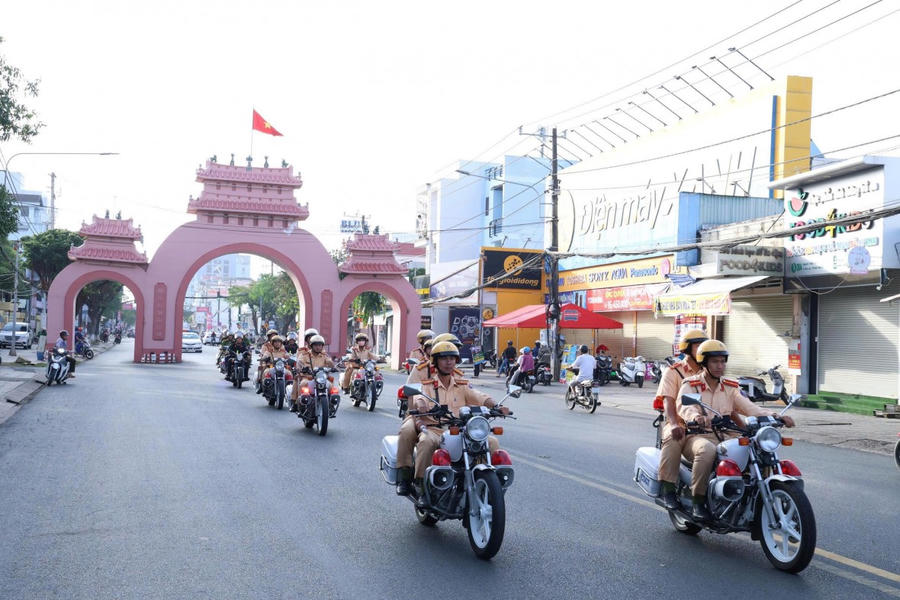 Lực lượng Cảnh sát giao thông, Cảnh sát cơ động Công an tỉnh An Giang ra quân tuần tra kiểm soát.