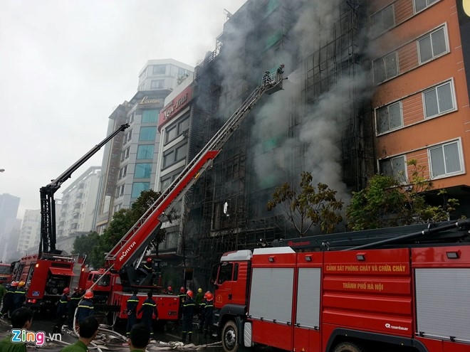 Vụ hỏa hoạn khiến nhiều biển hiệu tại 4 căn nhà 7 tầng liền nhau trên đường Trần Thái Tông, Cầu Giấy, Hà Nội cháy rụi. Ảnh: Duy Hiếu.