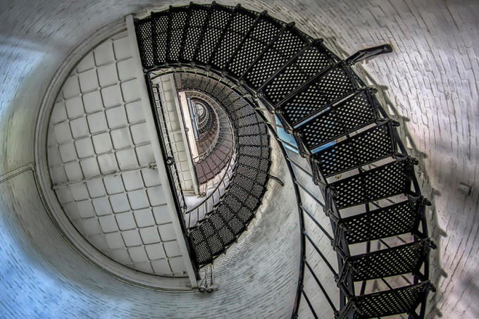 Hải đăng St. Augustine (Mỹ): Ngọn hải đăng St. Augustine gây tò mò bởi loạt câu chuyện kỳ bí về những người canh gác từng làm việc ở đây. Peter Rasmussen là người đầu tiên canh gác nơi này, nổi tiếng với hình ảnh điếu cigar luôn cầm trên tay. Sau khi người đàn ông này ra đi, người ta vẫn ngửi thấy mùi cigar phảng phất bên trong ngọn hải đăng. Một người canh gác khác, Joseph Andreu, đã chết khi đang treo mình sơn lại tường bên ngoài ngọn hải đăng. Người ta nói rằng ông Joseph luôn đứng ở vị trí cao nhất của công trình và không bao giờ rời đi. Ảnh:Criswellphotography.