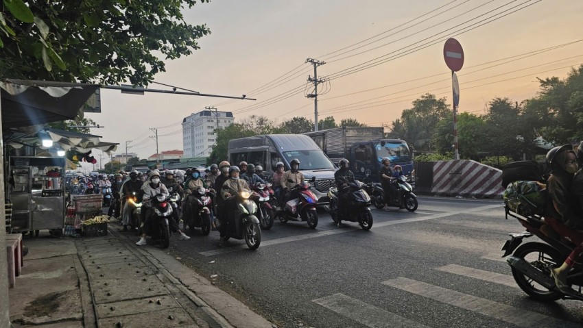 Càng về cuối ngày, mật độ phương tiện từ miền Tây tiếp tục tăng mạnh