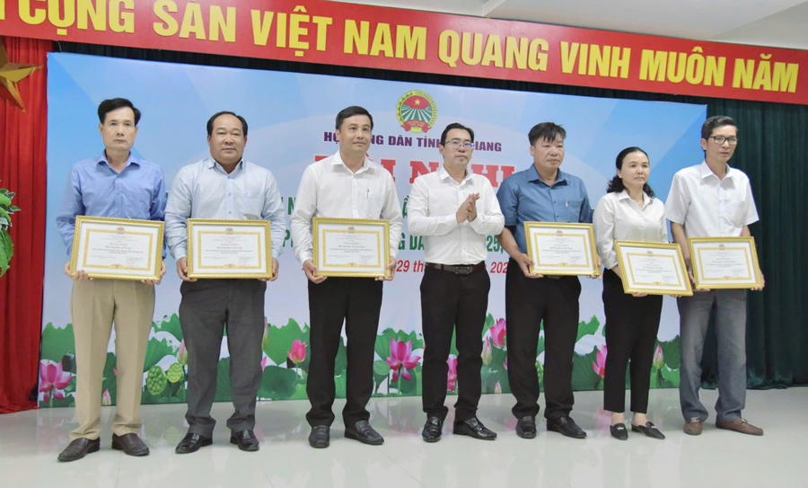 Ông Lâm Quốc Toàn - Phó Chủ tịch Hội Nông dân tỉnh An Giang trao Bằng khen cho các tập thể và cá nhân có thành tích xuất sắc năm 2025