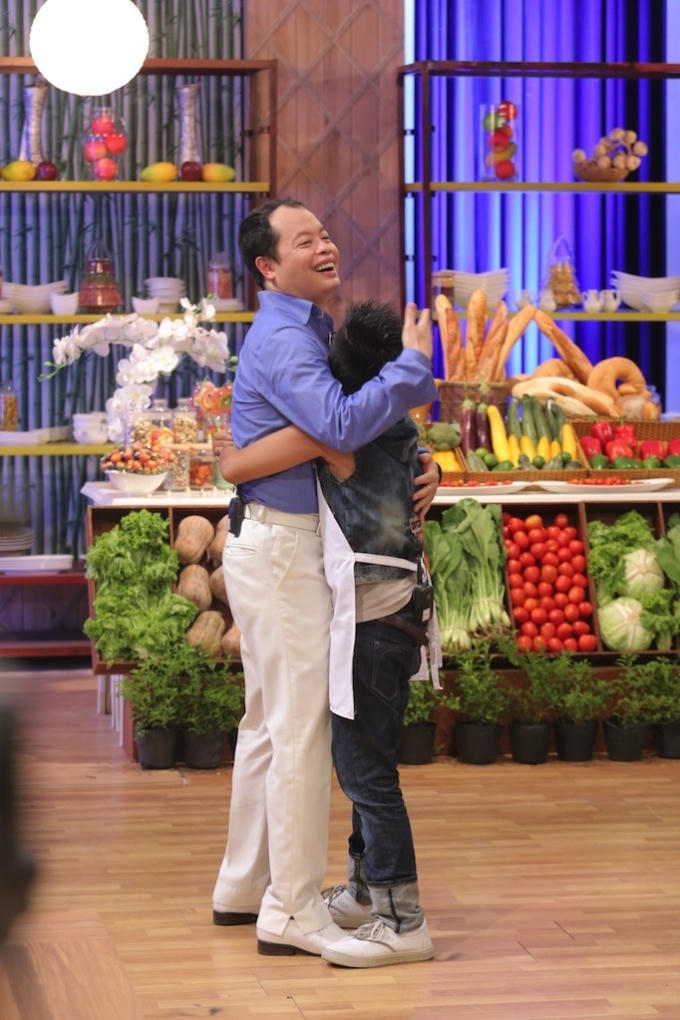 Chef Jack Lee ôm thí sinh Hoàng Hải chúc mừng.