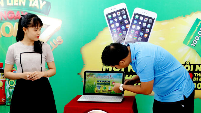 Đại diện người tiêu dùng kiểm tra hệ thống máy trước khi tiến hành quay số trúng thưởng.