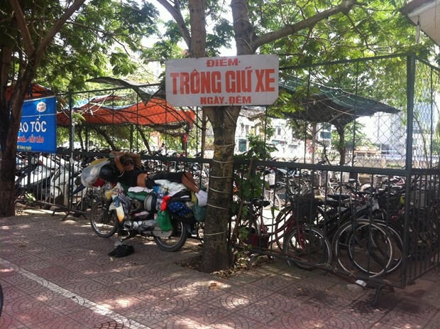 Công viên Ngọc Lâm ngang nhiên “mọc ra” điểm trông giữ xe ngày và đêm.