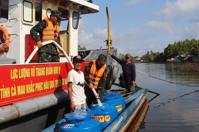 Hầu hết nguồn nước ngọt sinh hoạt tại Cà Mau đều khai thác nước ngầm. Hàng năm vào mùa khô tỉnh Cà Mau thường xuyên thiếu nước sinh hoạt.