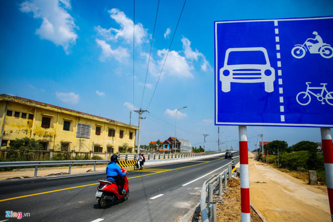 Theo biển báo giao thông, cả ôtô, xe máy và xe đạp đều được lưu thông qua cầu.