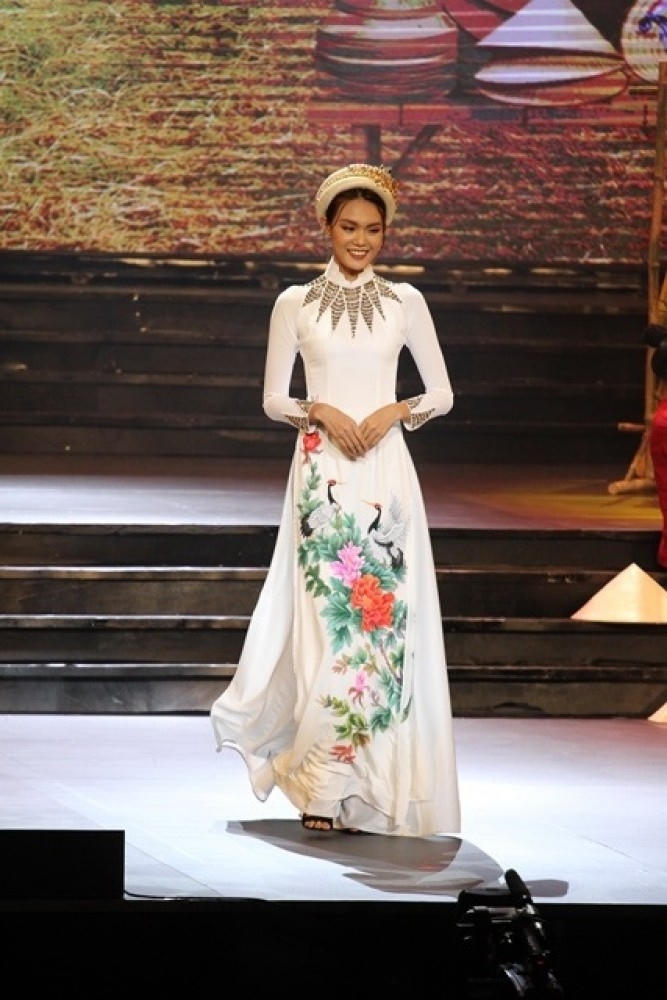 Hoa hậu Thùy Dung tự tin sải bước trên sân khấu Duyên dáng Việt Nam cùng dàn người đẹp đến phiên chợ Xuân miền Bắc.