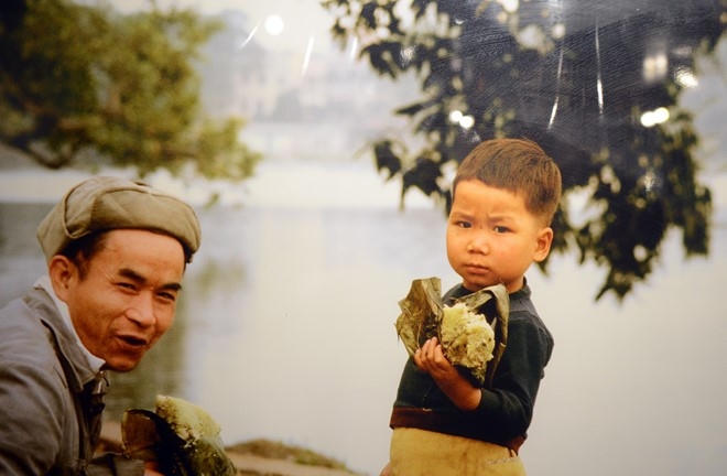 Hai cha con ăn b&aacute;nh chưng b&ecirc;n Hồ Ho&agrave;n Kiếm năm 1982.