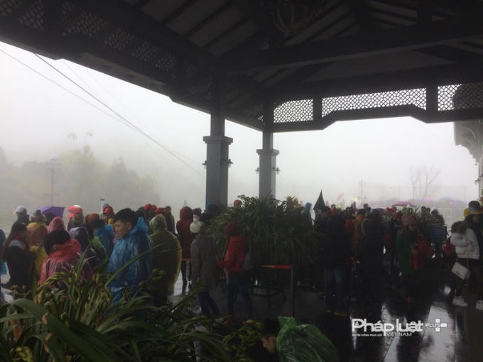 Ngay từ sáng sớm khu mua vé cáp treo lên Fansipan đã đông kín người.
