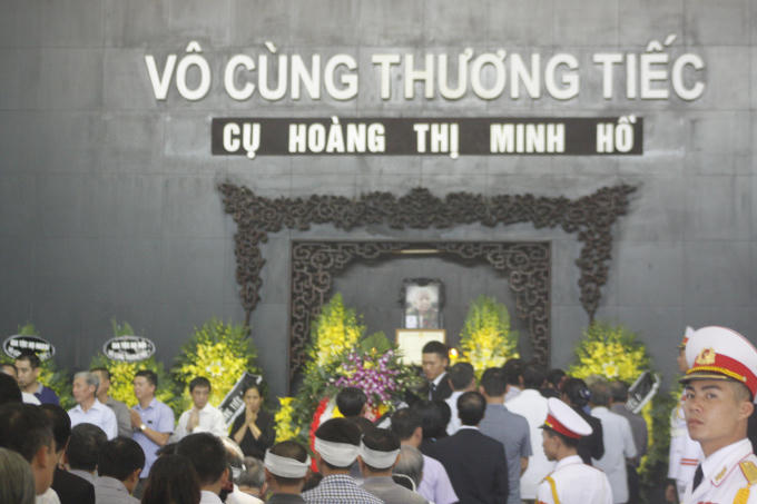 Xin tiễn biệt cụ Hoàng Thị Minh Hồ - người có tấm lòng nhân hậu, sẵn sàng hy sinh gia tài vì sự nghiệp nước nhà. Nơi xa mong cụ yên nghỉ.