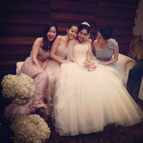 Nữ ca sĩ kiêm diễn viên Sung Yu-ri trong hôn lễ giản dị. Cô chỉ mời một số đồng nghiệp thân thiết nhất trong giới showbiz tới chia vui với mình.