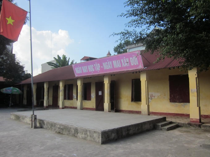 Ngôi trường cấp 4 này được xây dựng từ những năm 70 và hiện đang có dấu hiệu xuống cấp nghiêm trọng. Ảnh: Nguyệt Chi