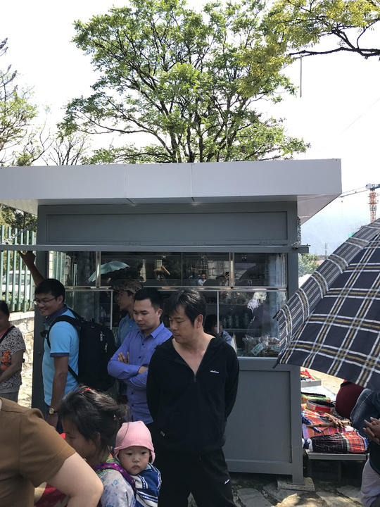 Trên khu vực nhà thờ đá mọc lên 1 ki-ốt hướng dẫn thông tin nhưng lại chủ yếu bán hàng lặt vặt cho du khách. Thiết kế của ki-ốt này không có chi tiết nào ăn nhập với nhà thờ đá.