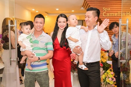 Tuấn Hưng tất bật bồng bế con trong ngày khai trương spa của vợ