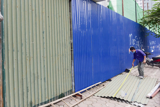 Mặt trước của công trình được quây tôn để đảm bảo an toàn khi thi công.