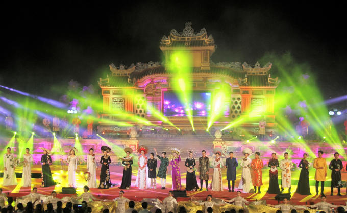 Đêm trình diễn áo dài “Huế Vàng Son” tại sân khấu Bia Quốc.