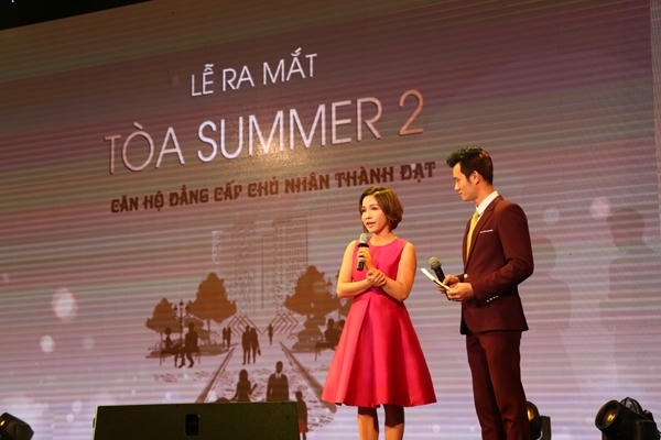 Ca sĩ Mỹ Linh ph&aacute;t biểu trong Lễ ra mắt&nbsp;t&ograve;a Summer 2.