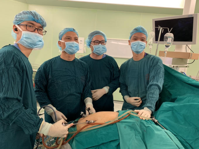 TS,BS Trần Mạnh Hùng cùng ê kíp phẫu thuật. Ảnh: BV Bạch Mai
