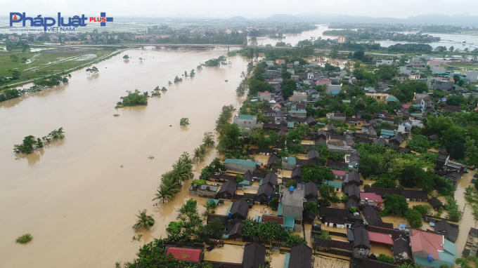 Thôn Nhị Hà nằm bên bờ Sông Cái (cách gọi của người dân địa phương) không còn nhìn thấy đường đi.