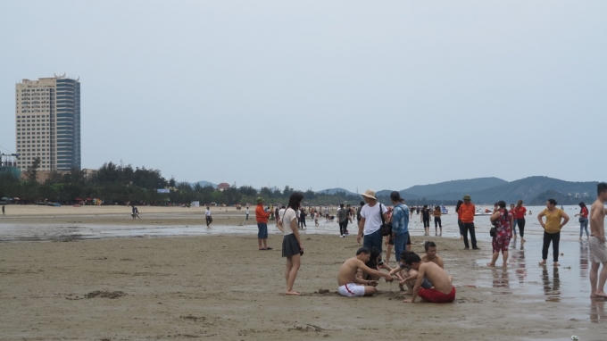 Theo ghi nhận của phóng viên vào chiều ngày 30/4, lượng du khách đổ về bãi biển Cửa Lò trong dịp nghỉ lễ vẫn rất đông.