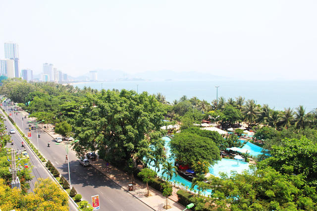 Kiến trúc sư Nguyễn Văn Lộc từng nhấn mạnh rằng, lâu nay đặc trưng của Vịnh Nha Trang chính là dải cây xanh dọc bãi biển, bãi cát trắng và mặt nước vịnh tạo nên cảnh quan ít nơi có. Thế nhưng, nhiều dự án dọc bãi biển lấy lí do tôn tạo nhưng xây dựng bê-tông cốt thép thì coi như đã phá hủy đặc trưng đó