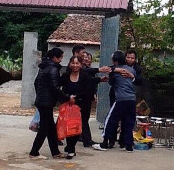 Hai người tù oan gặp nhau trong vui mừng khôn xiết.