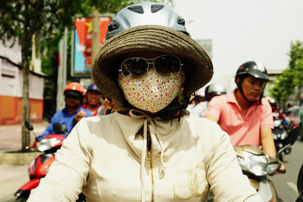 C&aacute;ch chị em &ldquo;chống nắng&rdquo; dưới g&oacute;c nh&igrave;n h&agrave;i hước của một &ldquo;&ocirc;ng T&acirc;y