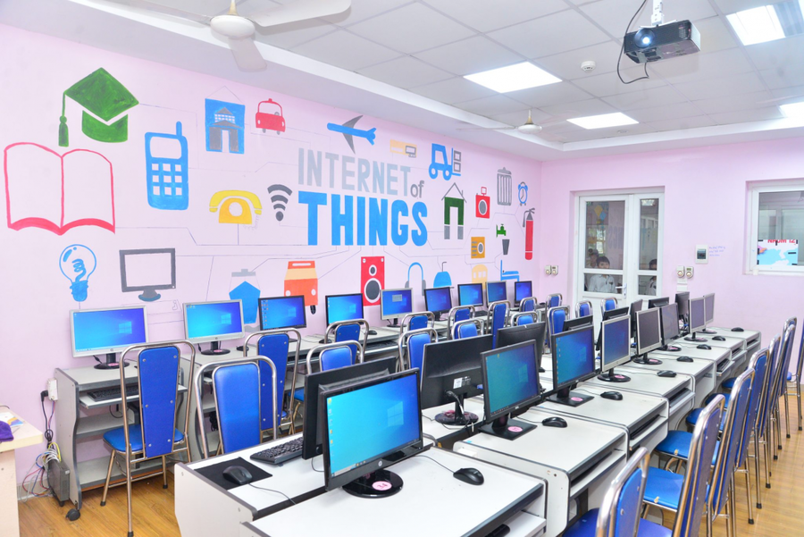 Nhà trường trang bị hệ thống cơ sở vật chất hiện đại, đào tạo đội ngũ nhân tài về công nghệ.