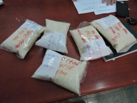 Các gói gạo được niêm phong để phục vụ điều tra. (Ảnh: Người lao động)