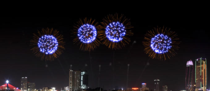 Tr&ecirc;n nền nhạc s&ocirc;i động, trẻ trung, những b&ocirc;ng ph&aacute;o hoa đủ m&agrave;u sắc, h&igrave;nh d&aacute;ng lạ với tốc độ bung nở li&ecirc;n tiếp tr&ecirc;n bầu trời v&agrave; tr&ecirc;n mặt nước thể hiện một c&aacute;ch sinh động vẻ đẹp của h&ograve;n ngọc th&ocirc; Đ&agrave; Nẵng.